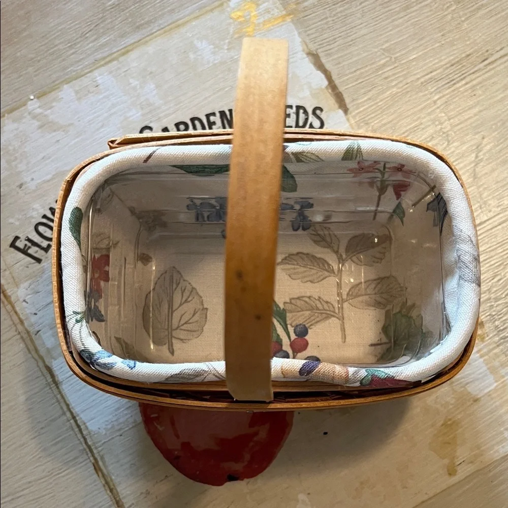 Longaberger ‘99 Hostess Basket w/Liner, plastic protector and stationary handle